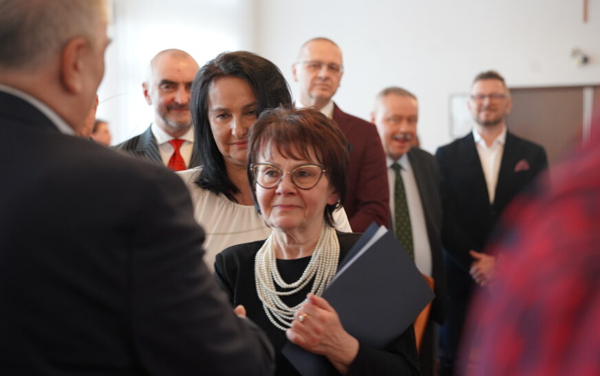 Zmiana na stanowisku skarbnika i ważne decyzje budżetowe podczas sesji Rady Powiatu Zawierciańskiego